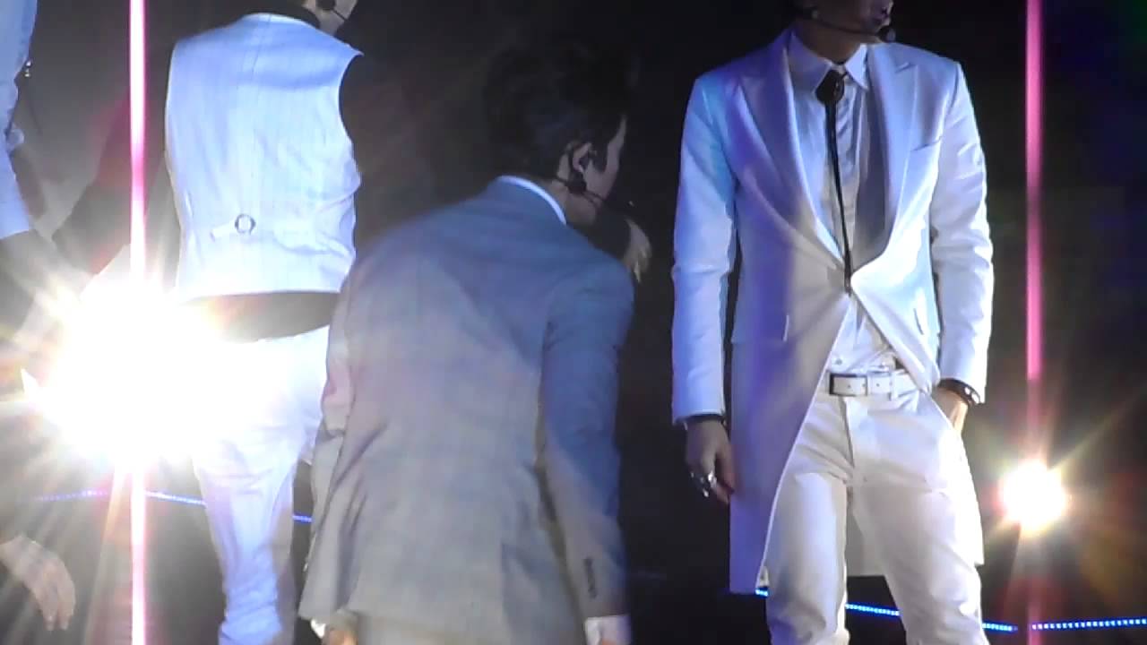 150301 SS6 Macau - Mr Simple (donghae back head hit by heechul hand)