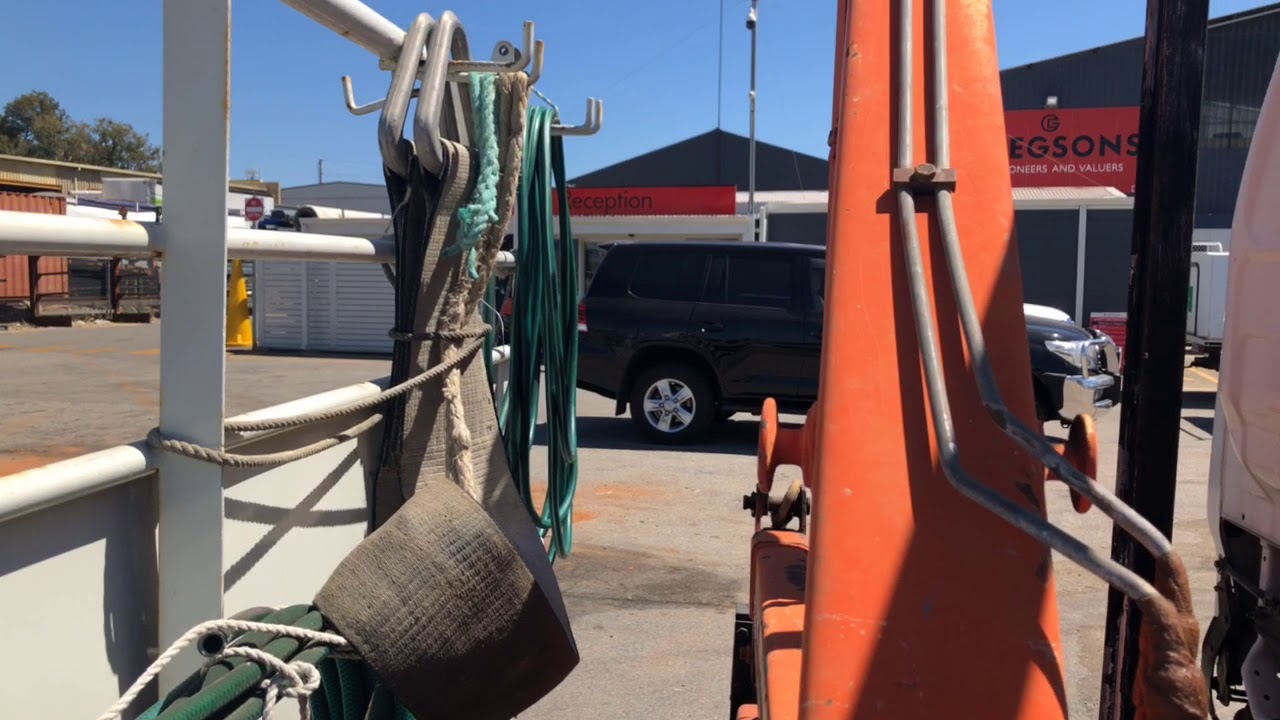 GA0504 - 2004 Isuzu NPR200 Short Tray Back Crane Truck