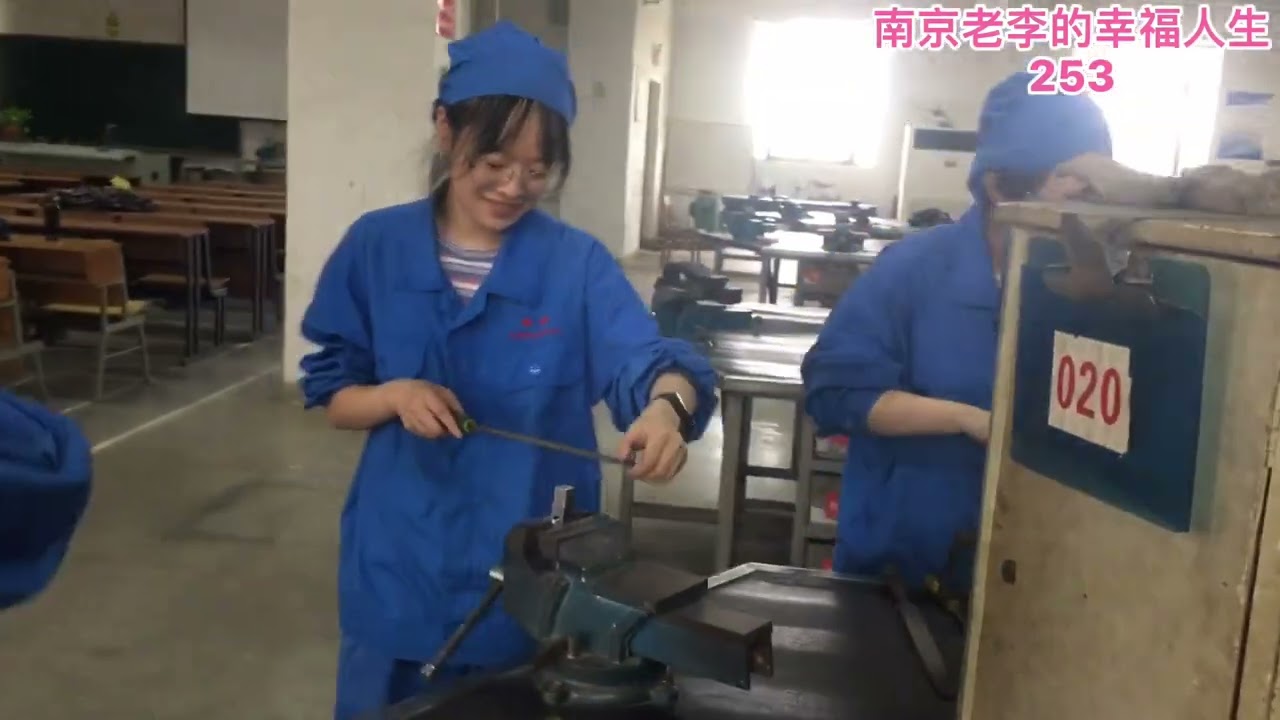 高校钳工高级技师现场指导211高校零基础学生加工錾口榔头（二）