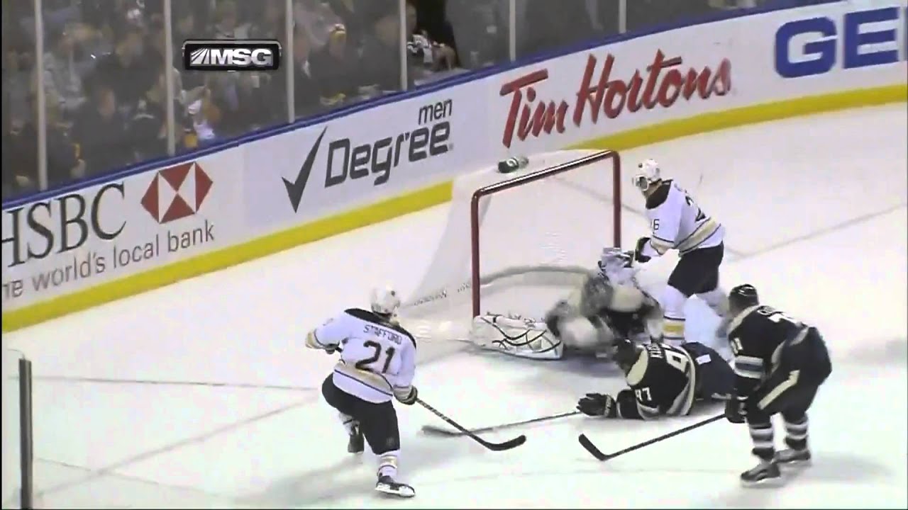 Sabres vs. Blue Jackets (12-3-2010) Drew Stafford scores of a nice pass from Derek Roy