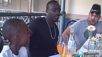 Akon, Innoss'B (Innocent Balume), Sean Paul and Mekhi Phifer at lunch in Zimbabwe
