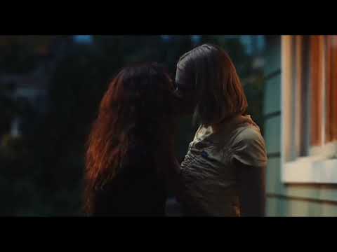 Euphoria 2x03 Kiss Scene - Rue and Jules