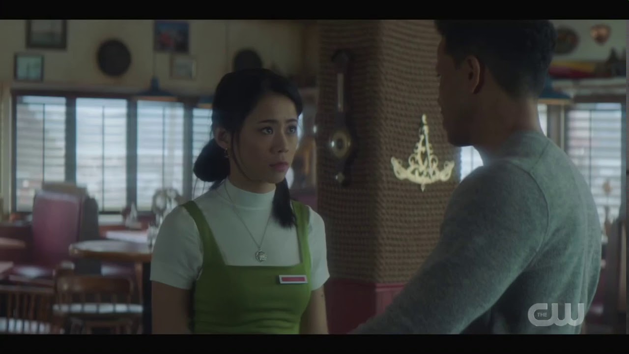 Nancy Drew 2x07 - George & Nick talk, she sees Odette and breaks glass, Nancy texts Bess