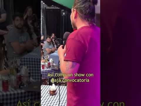 Bromeando en el escenario /