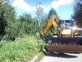 газонокосилка на экскаваторе-погрузчике JCB