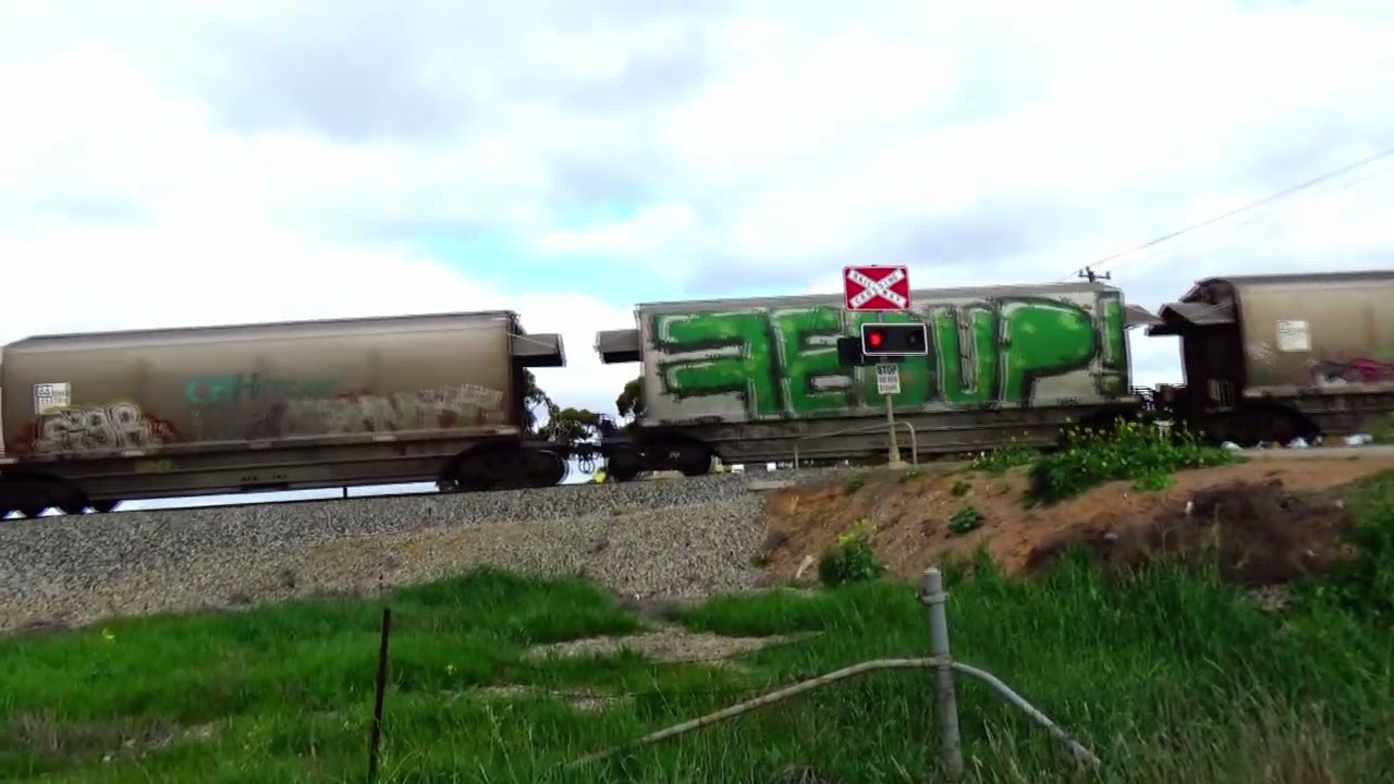 CBH 122, 121, 119 are on 5S58 loaded std gauge grain. Video taken at WEST MERREDIN  & KELLERBERRIN.