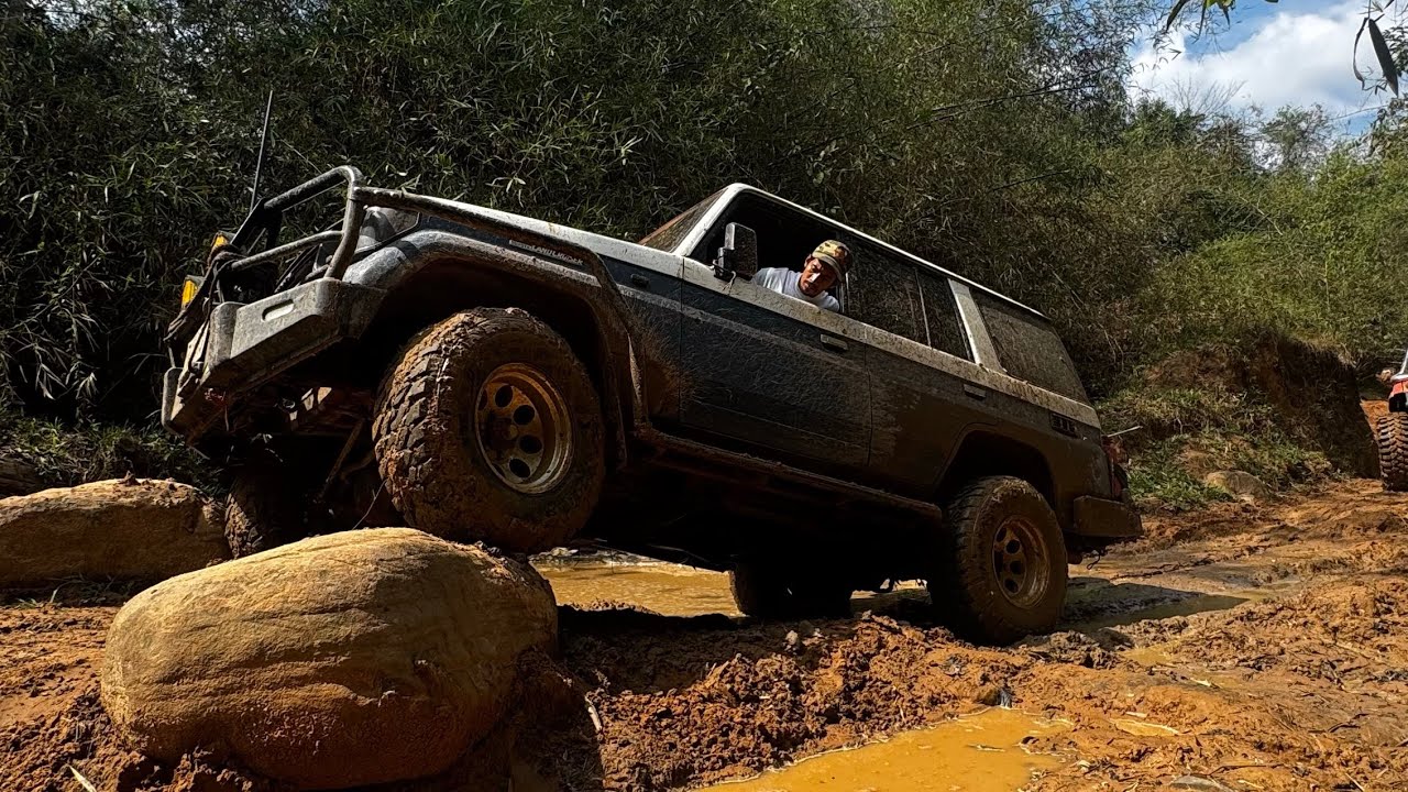Off-road car ដំណើរទៅយកឃ្មុំនៅក្រវាញ