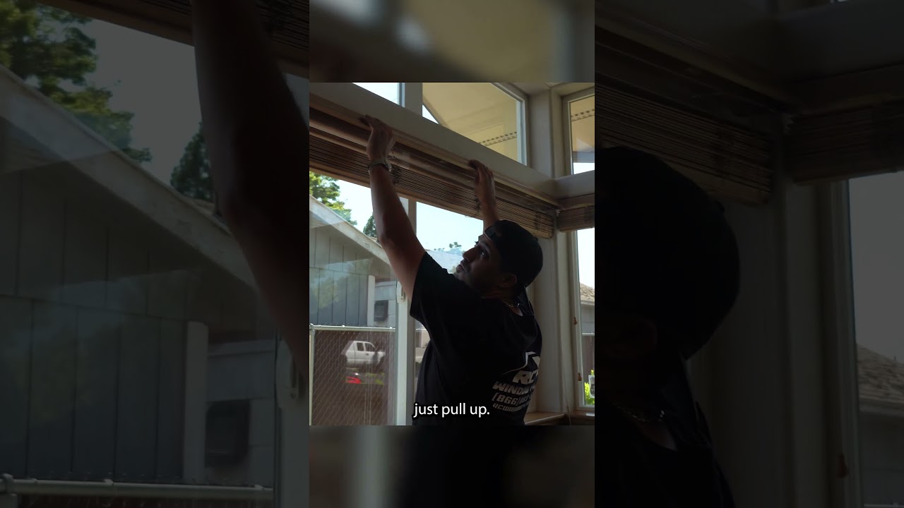 Снимите жалюзи и шторы перед началом работ по тонированию окон.