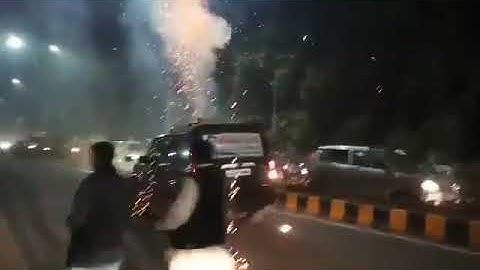 मेरठ से भाजपाइयों का वीडियो वायरल, नियम-कानून को ठेंगा दिखाकर सरेराह स्कॉर्पियो मे आतिशबाजी, देखें-