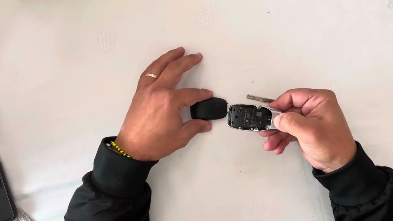 Cambio batería mando Mercedes Clase A250. Llave seguridad mando Mercedes clase A250.