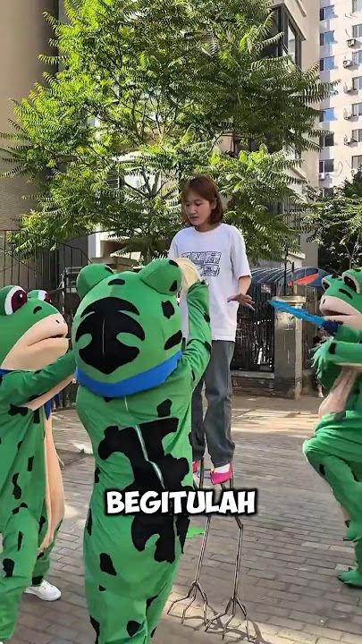 This woman is funny fighting frogs🤣