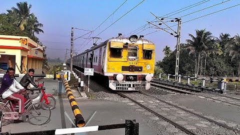 Speedy 09 Coach & 12 Coach Old Model EMU Trains Skip Busy Railgate | Sealdah Local & Katwa Local
