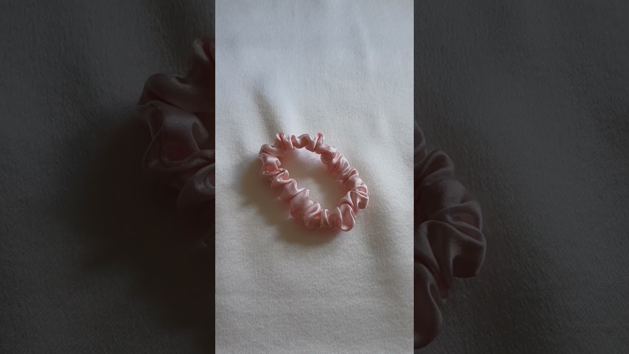 Mini Scrunchies aus Maulbeerseide von Curly N Covered – schonende Seiden-Haargummis für Zöpfe und Halbhochsteckfrisuren