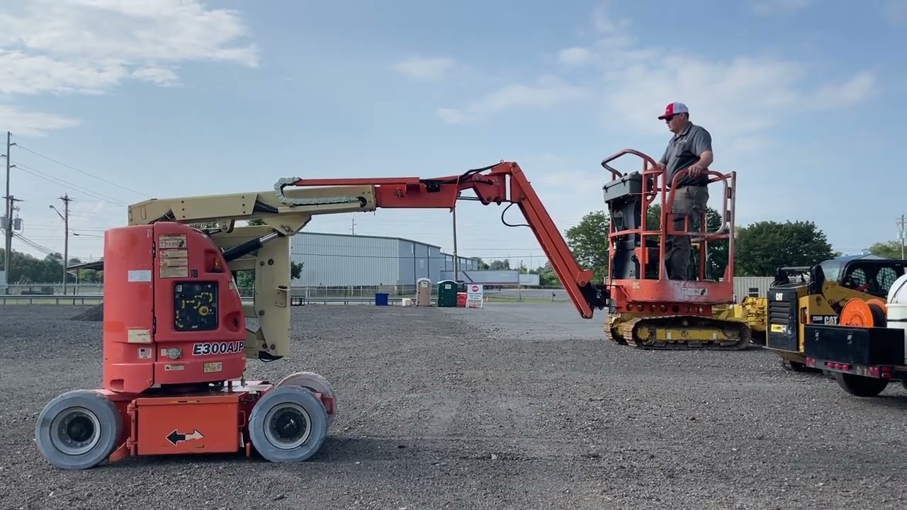LG E300 AJP ARTICULATING BOOM LIFT
