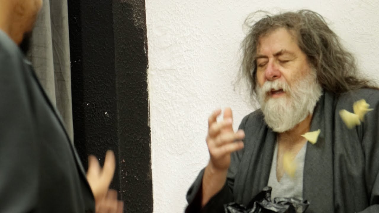 Milionário testa seus futuros funcionários e dá uma recompensa a eles ❤️😱