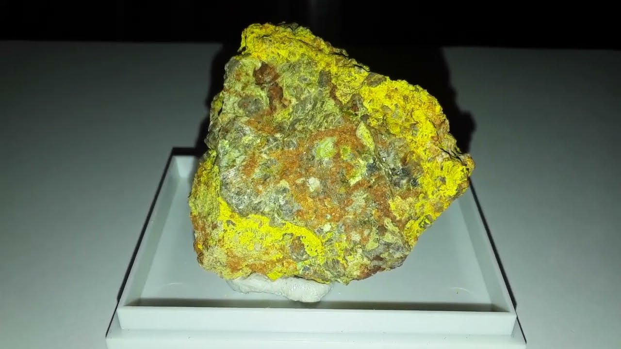 Dewindtite with Dumontite, Roubaultite, and Torbernite