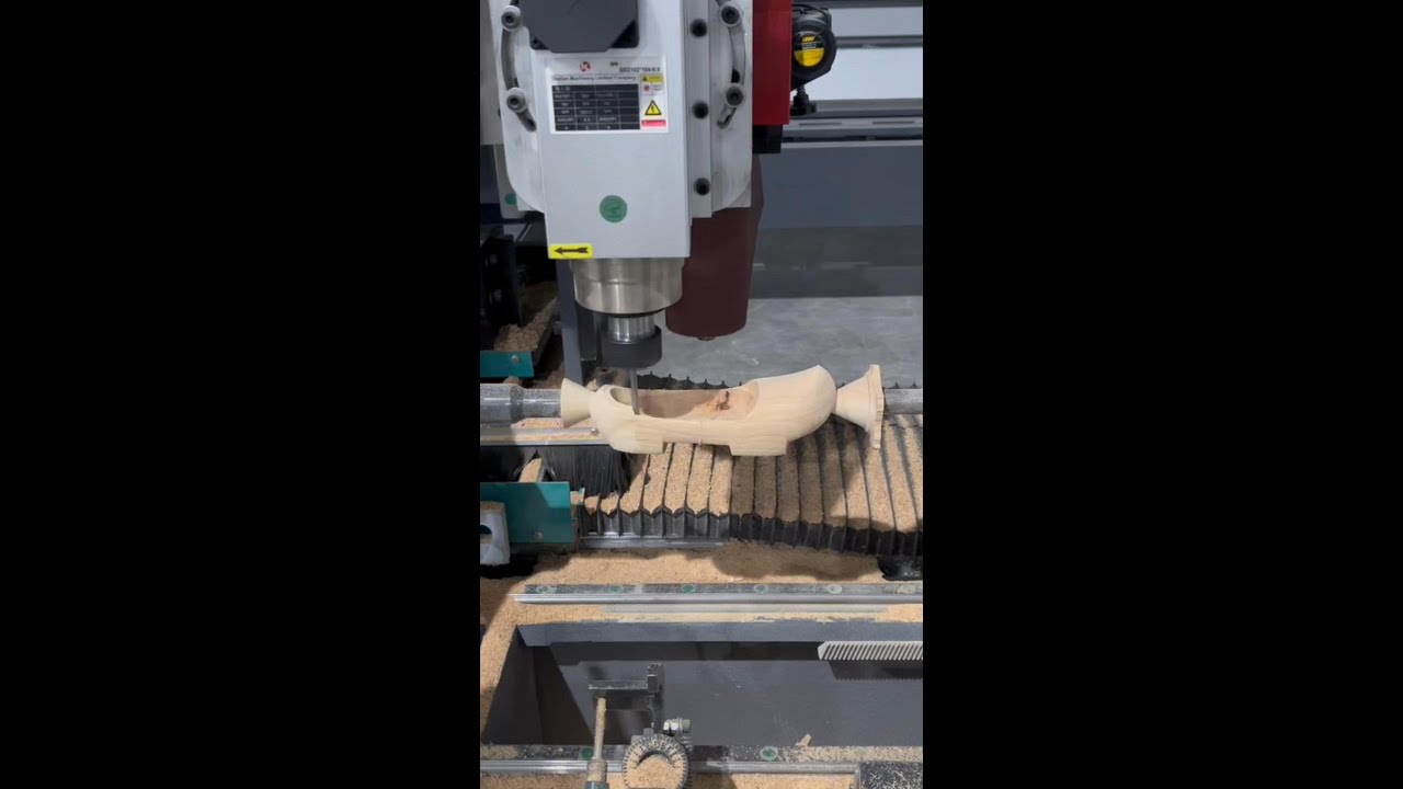 Lathe carving: The transformation from raw wood to exquisite objects.