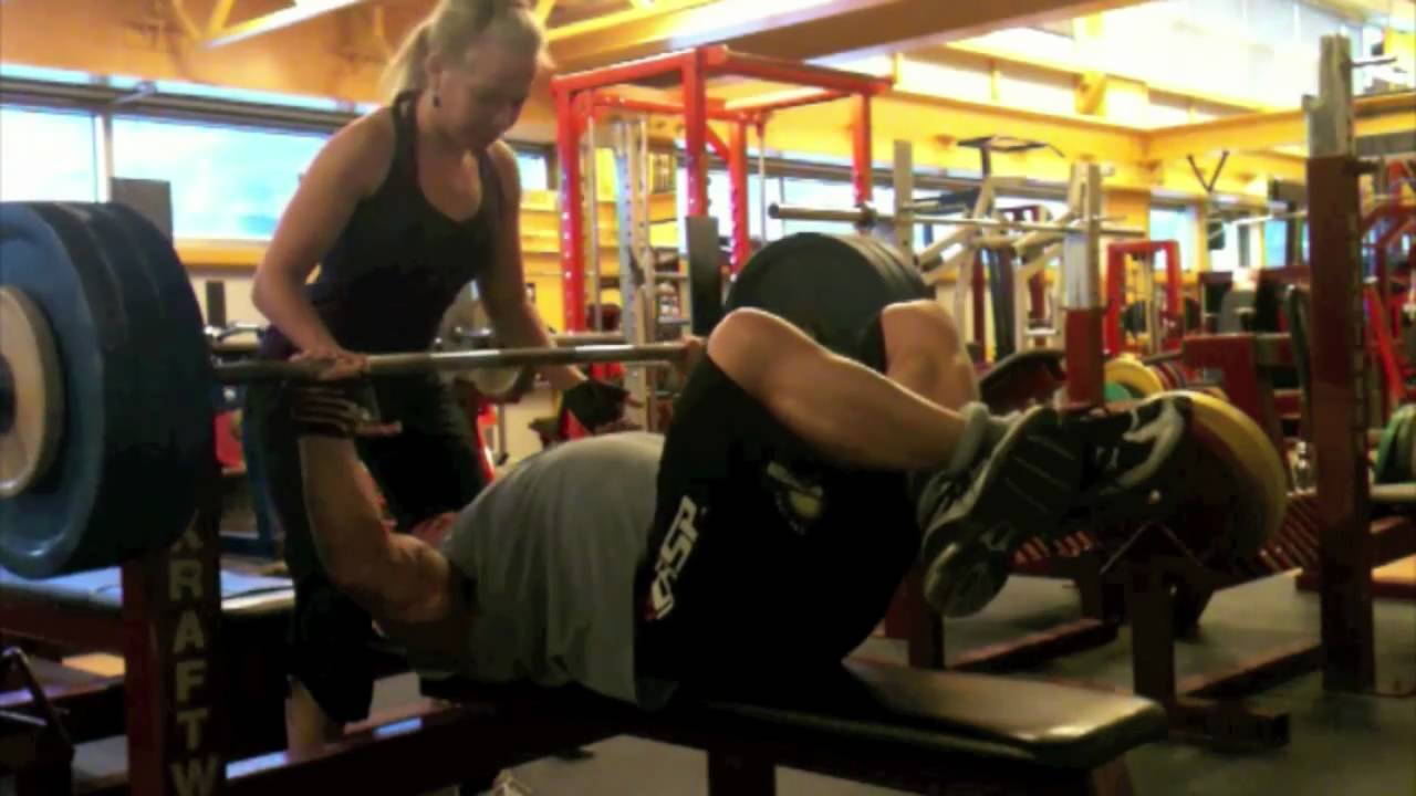 Military bench pressing HD