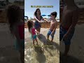 Cuando vas a la playa con mamá vs papá *no se preocupen Lorenzo sabe nadar 😁*