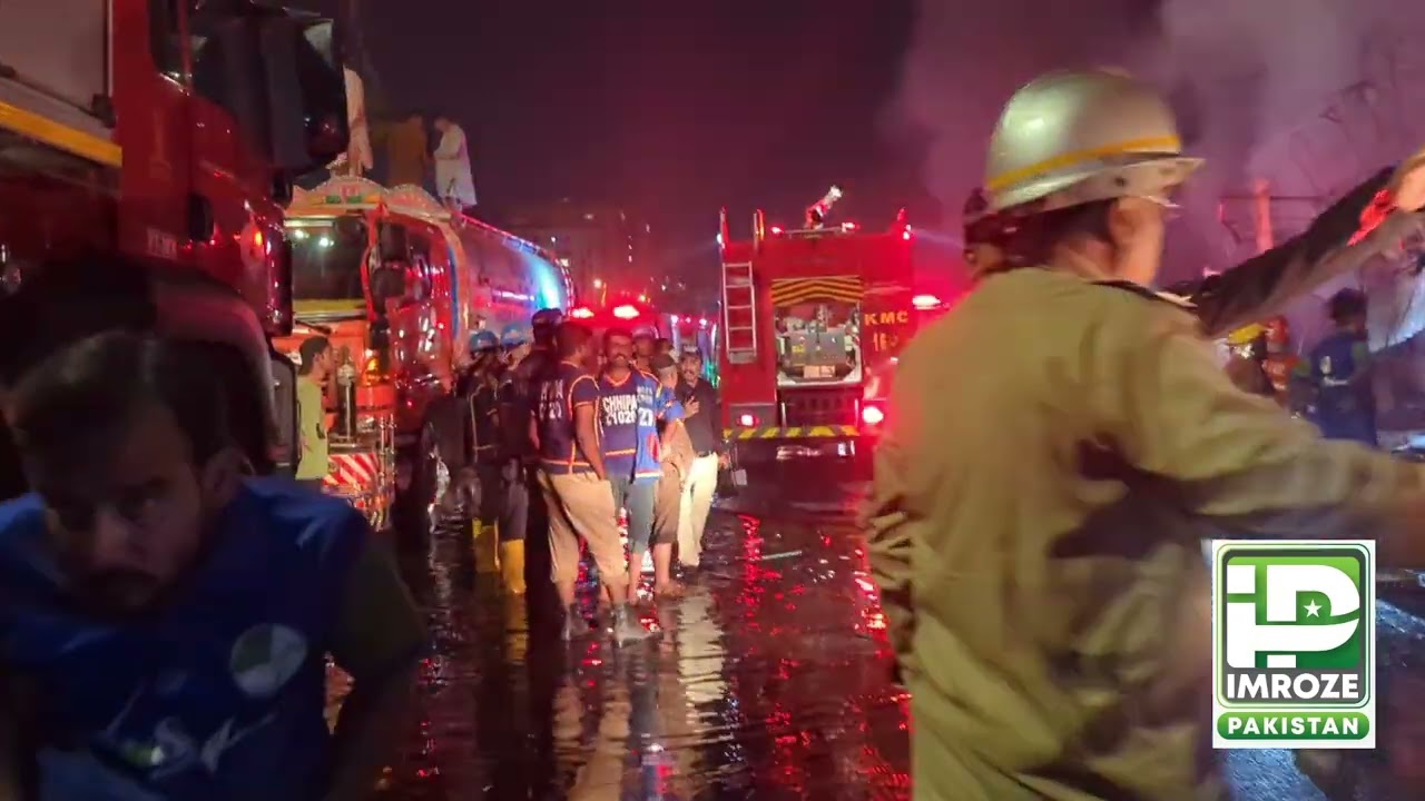 Huge fire breaks out in a building near Karachi's Ayesha Manzil