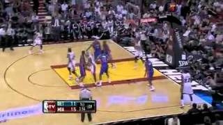 LeBron James with the No Look Pass to Bosh for the Slam!