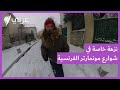 باريسي يتزلج في شوارع مونمارتر المغطاة بالثلوج