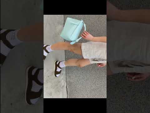 Брендова жіноча сумка Loewe Small Puzzle Edge Bag in Classic Calfskin Blue | Компактна та стильна, геометричної форми, видео 1