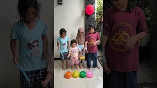 Empat balon air Vs satu balon udara 🥳🎉 #shortsvideo #meletuskanbalon #balloon #seru #fun
