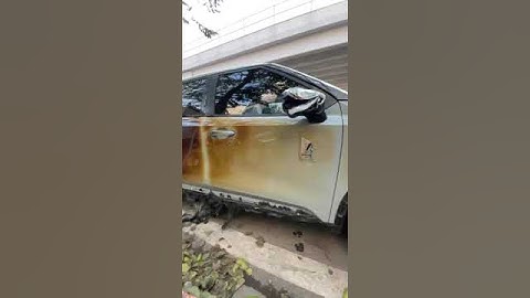 Cận cảnh 1 chiếc ôtô bị cháy rụi trong vụ cháy quán cà phê trên đường 258 Phạm Văn Đồng (Hà Nội)