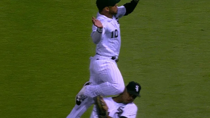 TOR@CWS: Moncada carted off after collision in right