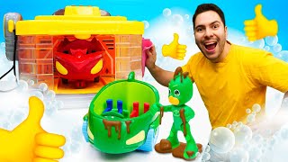 ¡El autolavado de los PJ Masks! Los Héroes en Pijama en el taller de coches ¡Oh, se dañó!