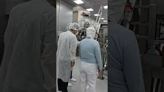 할랄 인증심사 하는 공장에 할랄전용 설비  모습을  보고 있습니다. 할랄인증을 받아야 아랍국가에 수출할 수 있습니다