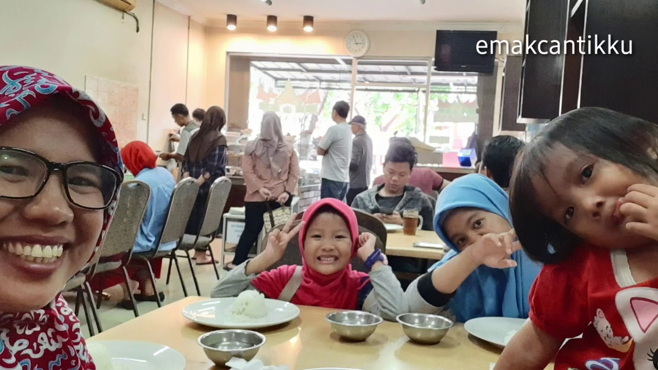 Menikmati Nasi Padang di Grand Wisata Bekasi #NasiPadang #GrandWisata