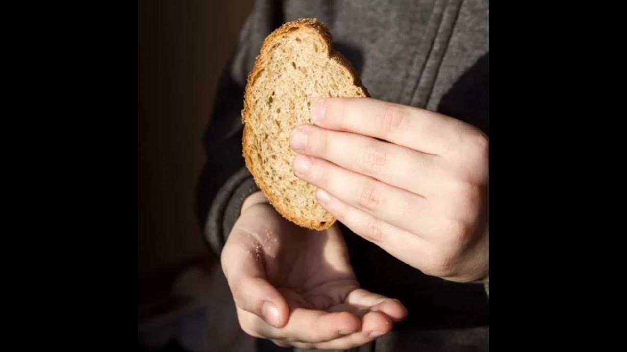 Она ела не спеша радуясь куску хлеба. Русский язык 7 кл 193. Хлеб 125гр в блокадном ленинграде. Кусочек хлеба в блокаду. Она ела не спеша радуясь куску хлеба.