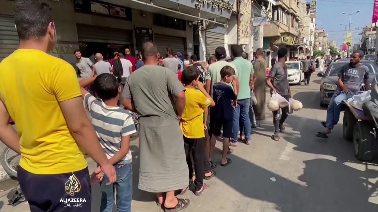 يحاول سكان خان يونس الحصول على ما قد يكون آخر رغيف خبز في المخابز