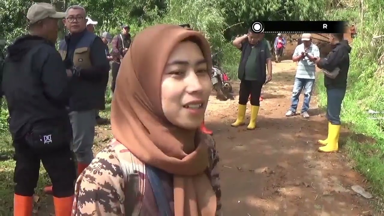 LONGSOR PUTUS JALAN PENGHUBUNG DUA DESA DI KBB