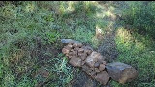 Pequenas barragens de pedra para diminuir a velocidade da agua em declives suave