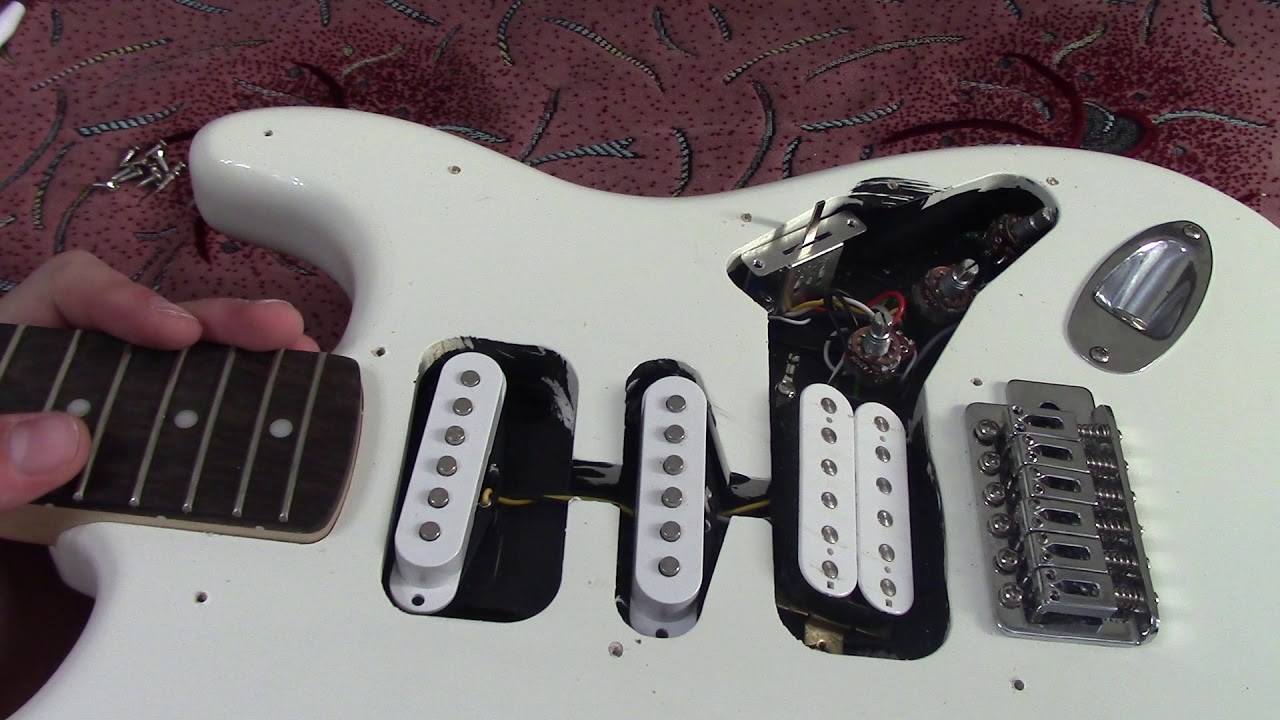 Экранировка стратокастера медной фольгой. Экранировка бас гитары. Экранирование гитары графитом. Графит для экранировки гитары. Fender stratocaster струнодержатель.