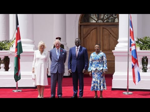 Με ελληνική γραβάτα στην Κένυα ο βασιλιάς Κάρολος Γ'