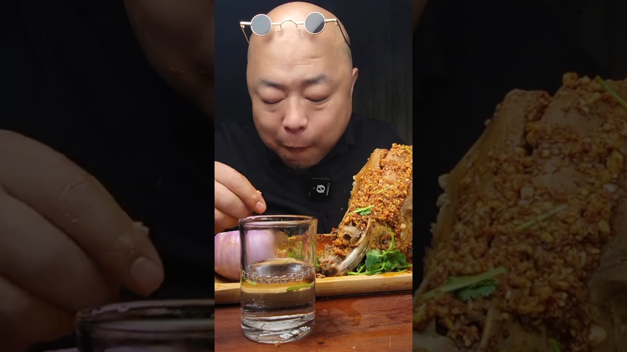 The steaming big lamb head just out of the pot