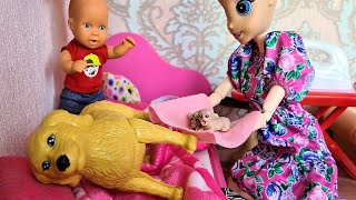 РОДИЛА Кати и Макса веселая семейка смещные куклы Даринелка, прямо на кровати мама и щенята у.