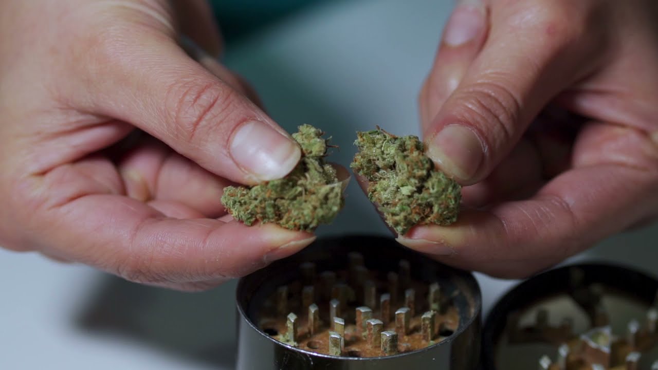 Rolling a blunt - Cinematic