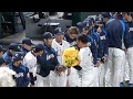 松坂大輔投手 イチロー氏の花束を抱えたままライオンズのチームメイトと握手2021年12月4日撮影【西武ファン感】