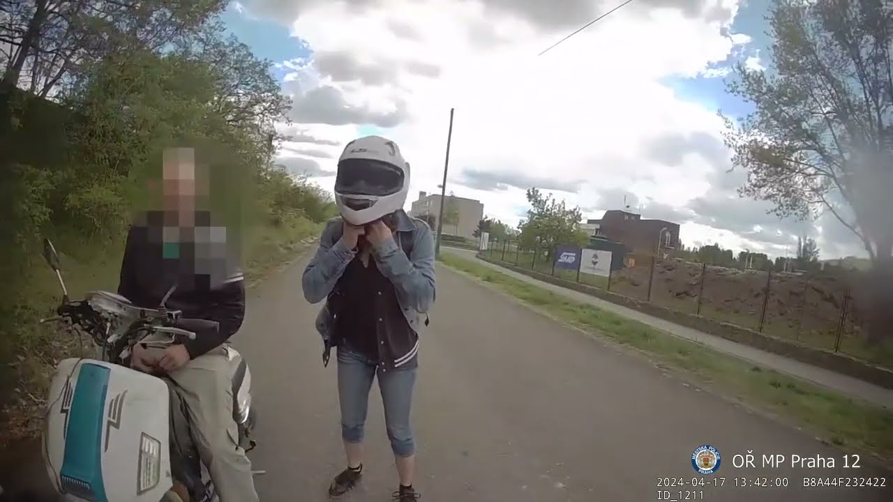 NA KRADENÉM SKÚTRU, POD VLIVEM DROG, SE ZÁKAZEM ŘÍZENÍ A BEZ PŘILBY