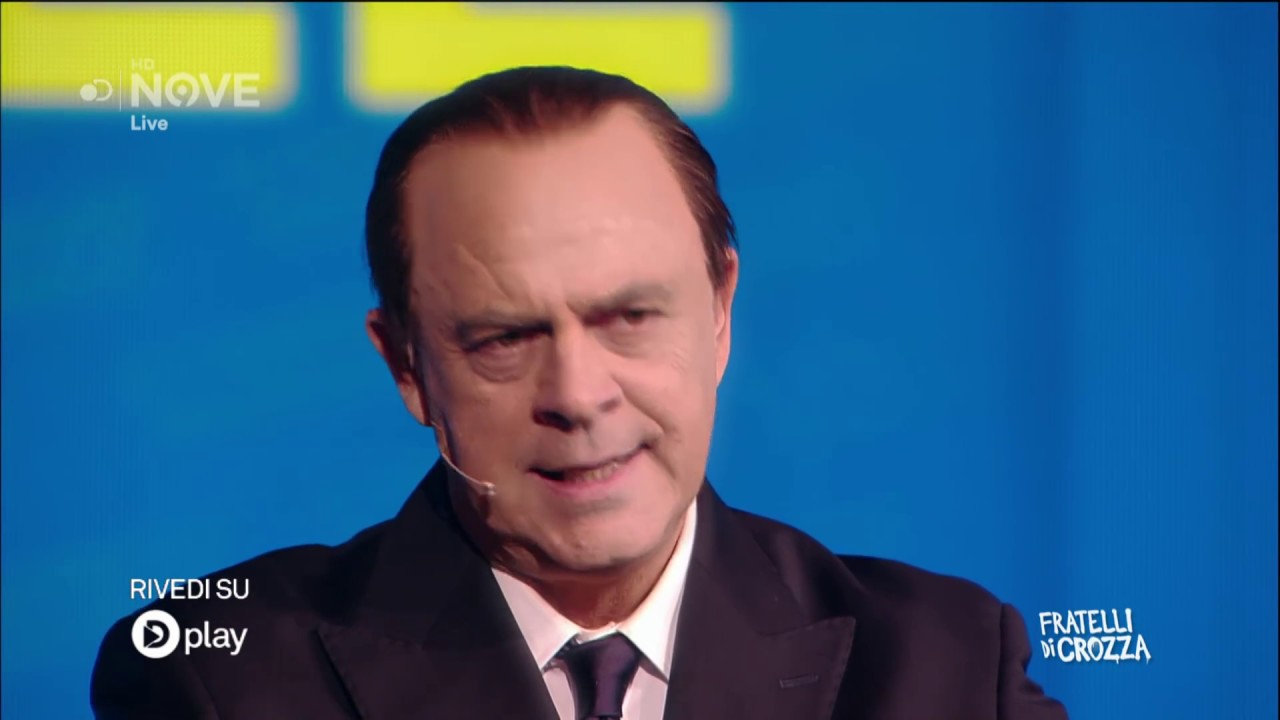 Crozza Berlusconi si addormenta sul palco