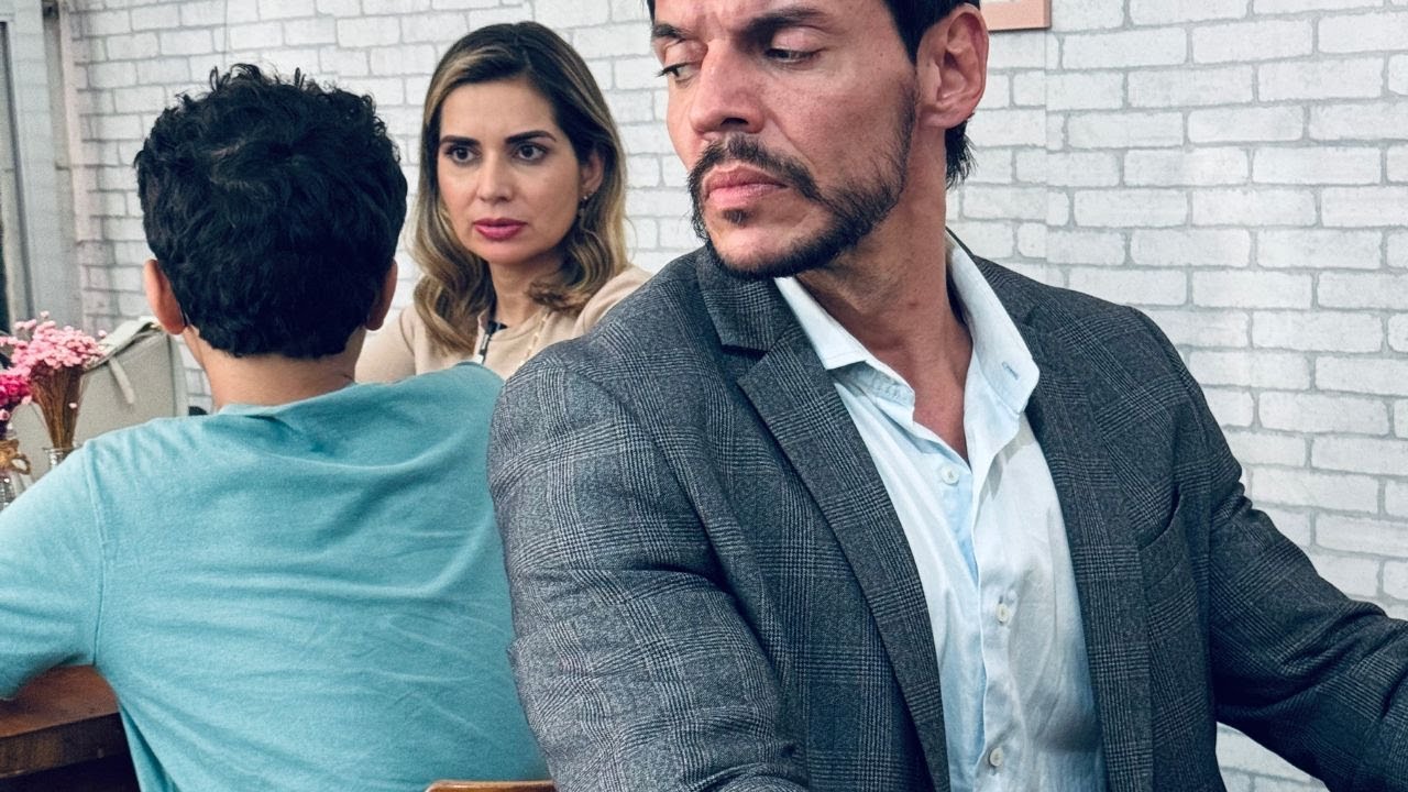 Он позволяет своему сыну грубить мужчине, не зная, что тот его начальник.