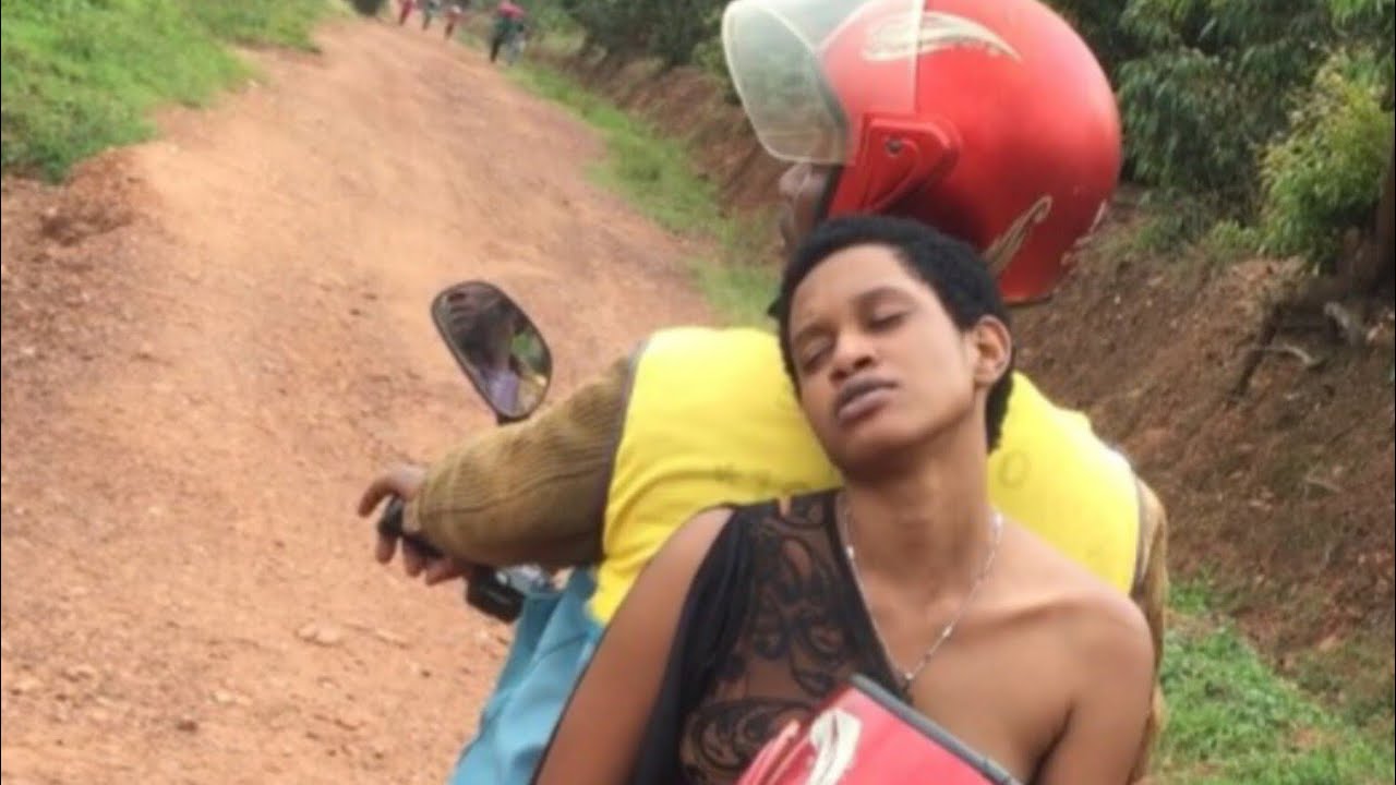 Eheeee yeretse nyirakuru koyambaye imyenda miremire agezaho atamureba doribyakoze mbegishyano🤣