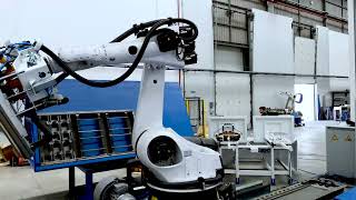 Robot that manufactures, transports and stacks pallets manufactured by Atlas