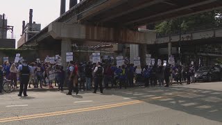 SEIU Local 73 workers join U of I Hospital nurses on picket line