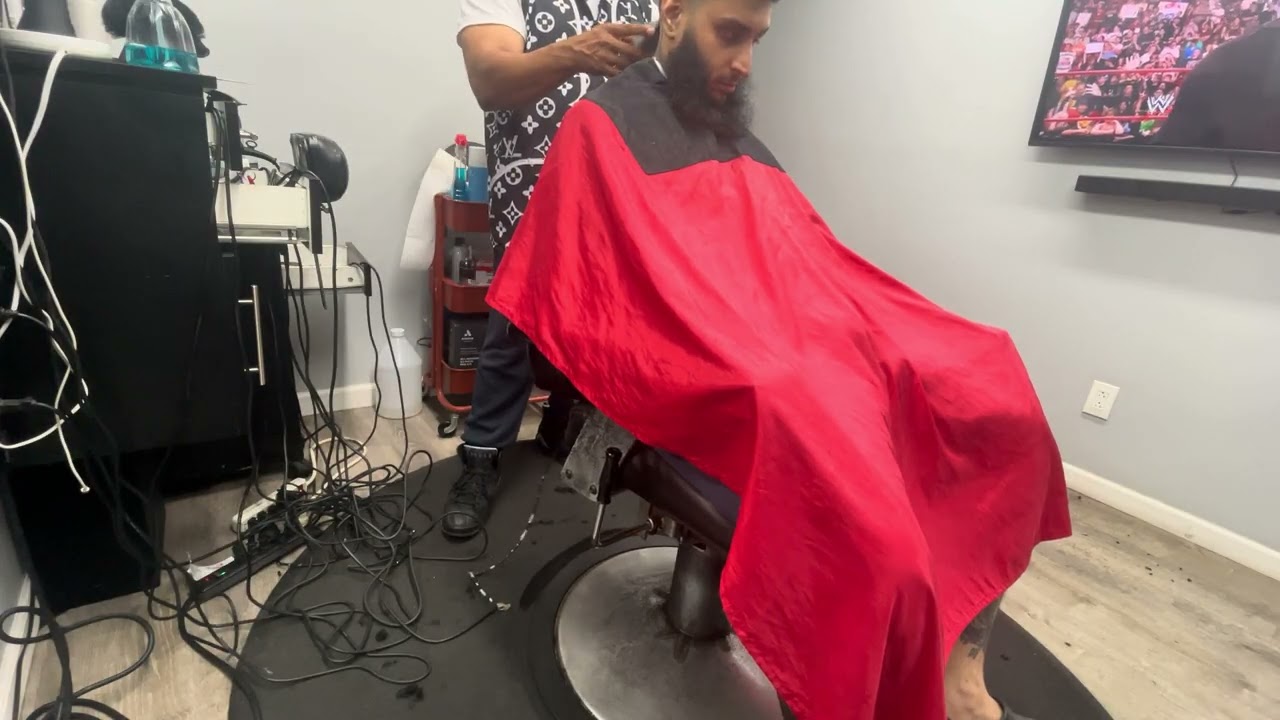 Sar HaPanim Heylel Gets A Fresh Haircut From The World’s Best Barber! 💈🔥😎